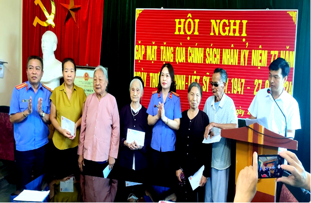 Viện KSND huyện Ân Thi tặng quà tri ân nhân dịp kỷ niệm 77 năm ngày Thương binh - Liệt sĩ (27/7/1947 – 27/7/2024) Tại UBND xã Đặng Lễ