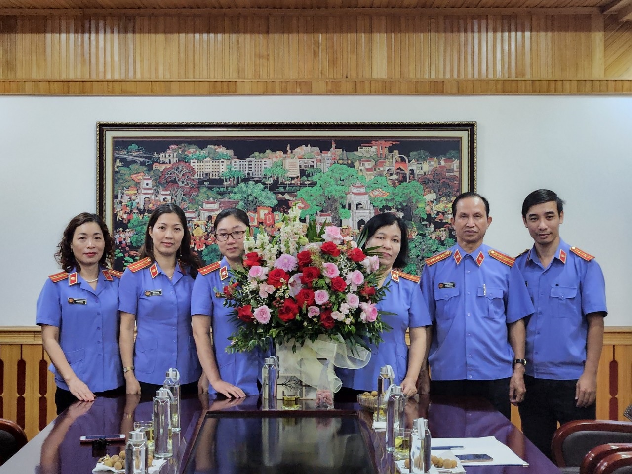 Viện kiểm sát nhân dân tỉnh Hưng Yên tổ chức tặng quà thân nhân liệt sỹ