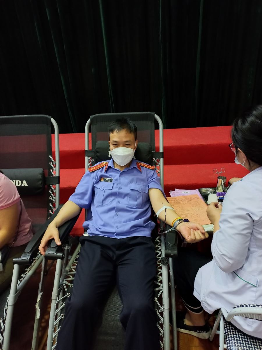 Đoàn viên Công đoàn Viện kiểm sát nhân dân tỉnh Hưng Yên trong Ngày hội hiến máu tình nguyện “Những giọt máu hồng hè 2022”