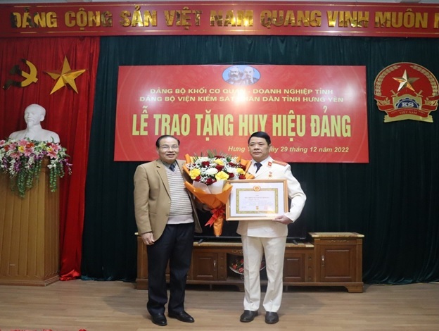 Đảng bộ Viện kiểm sát nhân dân tỉnh tổ chức Lễ trao tặng Huy hiệu Đảng