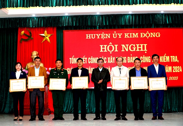 Chi bộ Viện kiểm sát nhân dân huyện Kim Động: 4 năm liên tục “Hoàn thành xuất sắc nhiệm vụ” được Ban Thường vụ Huyện ủy tặng Giấy khen
