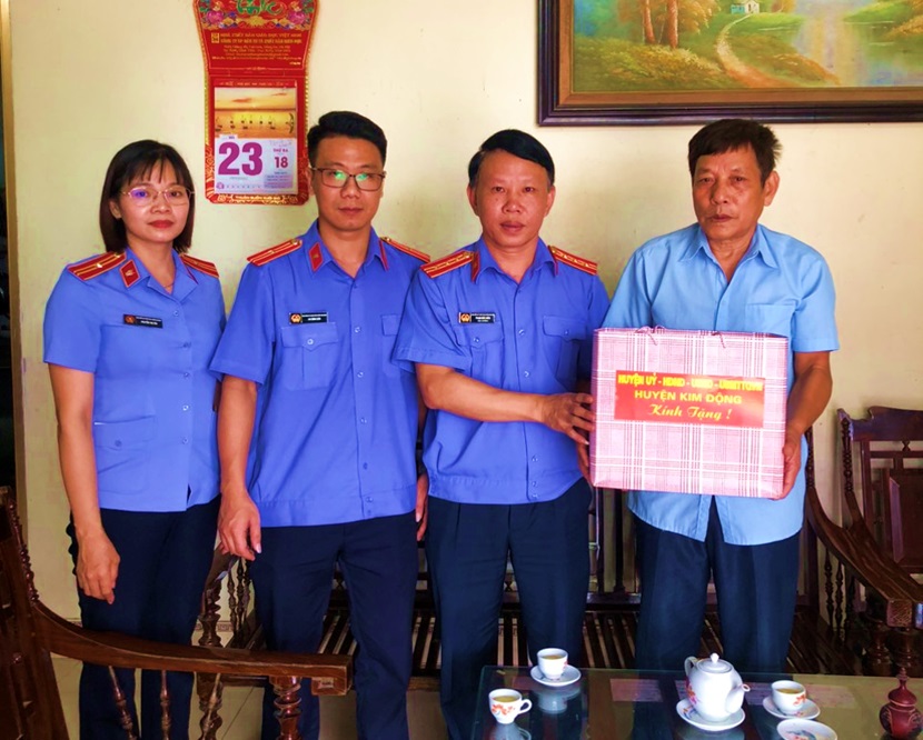 Viện KSND huyện Kim Động trực tiếp thăm hỏi tặng quà cho gia đình thương binh, thân nhân liệt sỹ trên địa bàn xã Nghĩa Dân