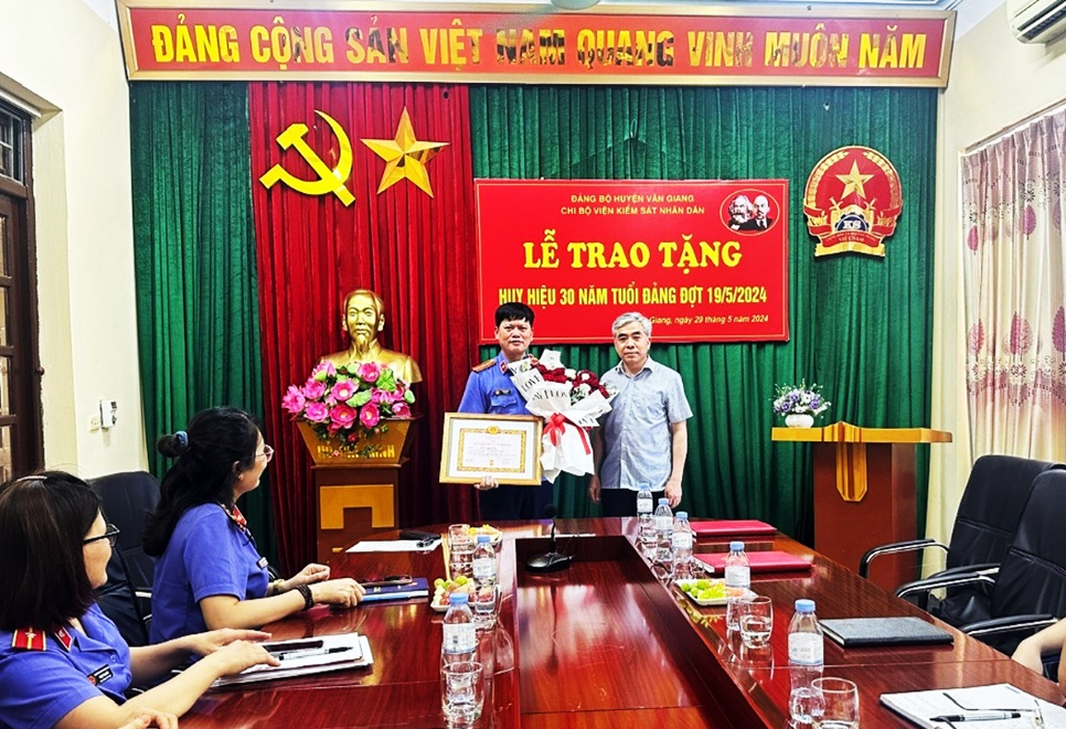 Chi bộ Viện KSND huyện Văn Giang tổ chức Lễ trao huy hiệu 30 năm tuổi Đảng cho đồng chí Bí thư chi bộ, Viện trưởng Viện KSND huyện. 