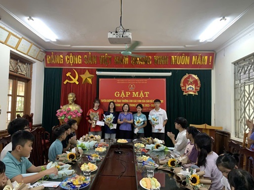 Viện KSND huyện Yên Mỹ: Tổ chức gặp mặt, tuyên dương các cháu học sinh giỏi tiêu biểu, các cháu đỗ Đại học năm 2024 là con cán bộ trong đơn vị