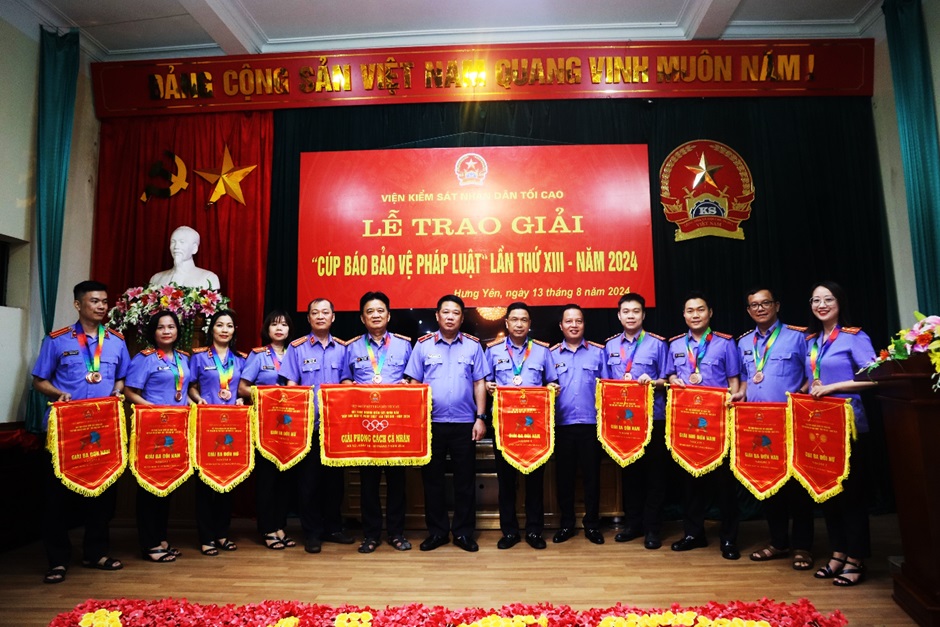 Viện kiểm sát nhân dân tỉnh Hưng Yên tổ chức Lễ trao giải cho các vận động viên đạt thành tích tại Hội thao ngành Kiểm sát nhân dân “Cúp Báo Bảo vệ pháp luật” lần thứ XIII - năm 2024