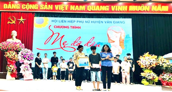 Công đoàn Viện kiểm sát nhân dân huyện Văn Giang nhận đỡ đầu và tặng quà trẻ em có hoàn cảnh khó khăn trên địa bàn