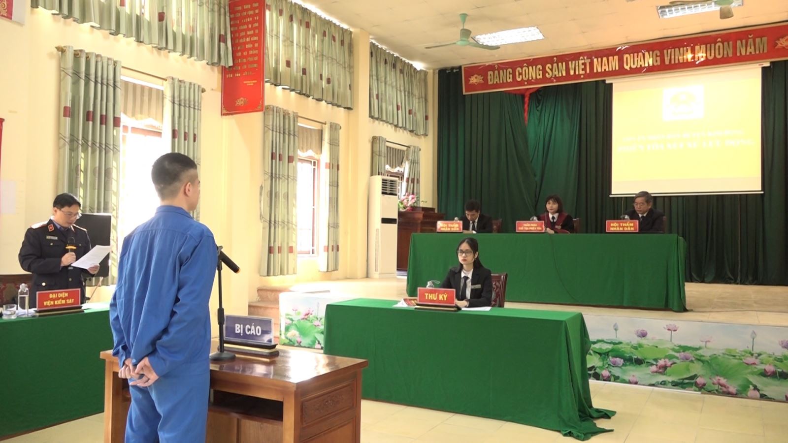 Lãnh đạo Viện KSND huyện Kim Động thực hành quyền công tố, kiểm sát xét xử  lưu động vụ án hình sự và tổ chức phiên tòa rút kinh nghiệm