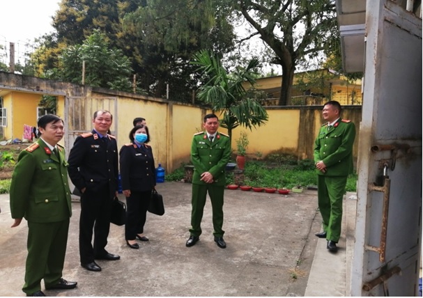 Trực tiếp kiểm sát việc tạm giữ, tạm giam và thi hành án phạt tù tại Trại tạm giam Công an tỉnh Hưng Yên