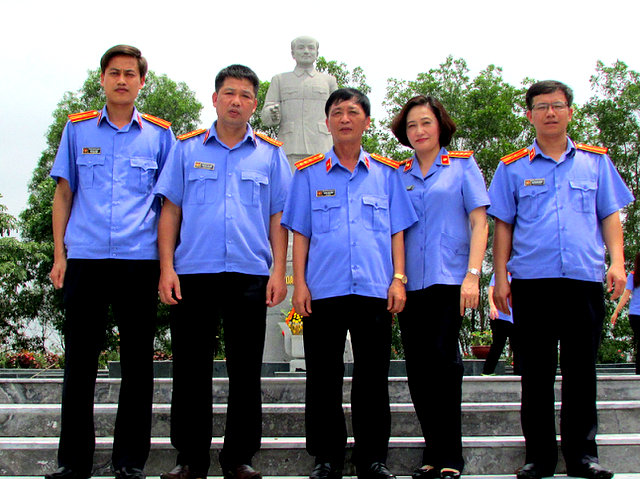 Viện trưởng VKSND tỉnh Hưng yên dâng hương và trồng cây lưu niệm tại Công viên Hoàng Quốc Việt - TP Bắc Ninh