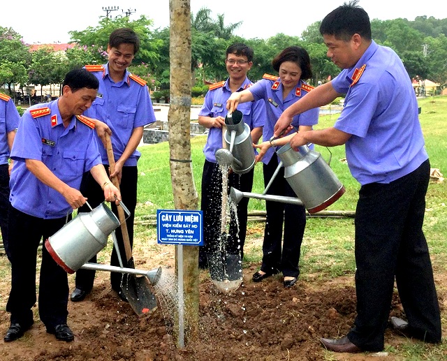 Viện trưởng VKSND tỉnh Hưng yên dâng hương và trồng cây lưu niệm tại Công viên Hoàng Quốc Việt - TP Bắc Ninh