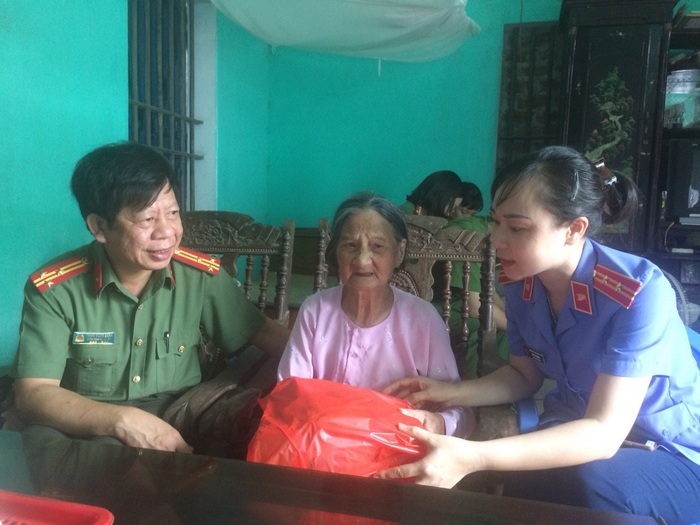 Viện KSND huyện Phù Cừ thăm và tặng quà Mẹ Việt Nam Anh Hùng