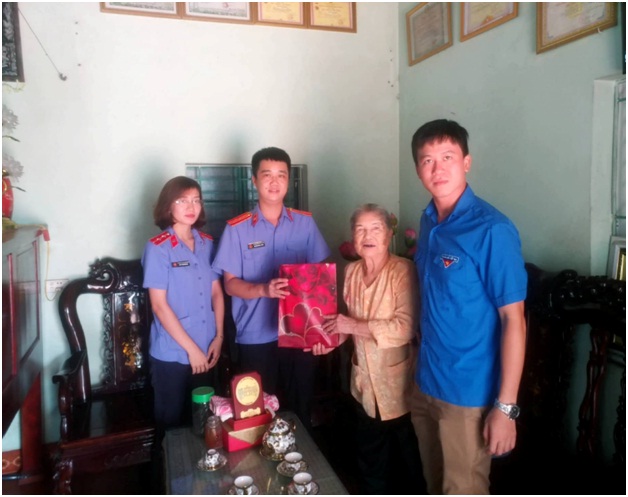 Chi Đoàn Thanh niên Viện KSND huyện Kim Động thăm và tặng quà Mẹ Việt Nam Anh Hùng