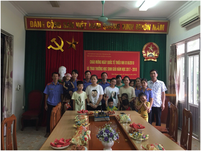 Viện KSND huyện Văn Giang tổ chức tặng quà ngày Quốc tế Thiếu nhi