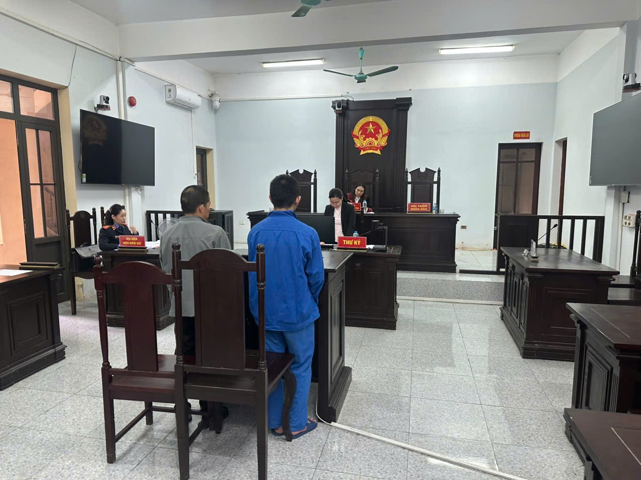 Viện KSND khu vực 1 - Hưng Yên: Xét xử 02 vụ án “ Tàng trữ hàng cấm ” là pháo nổ theo thủ tục rút gọn.