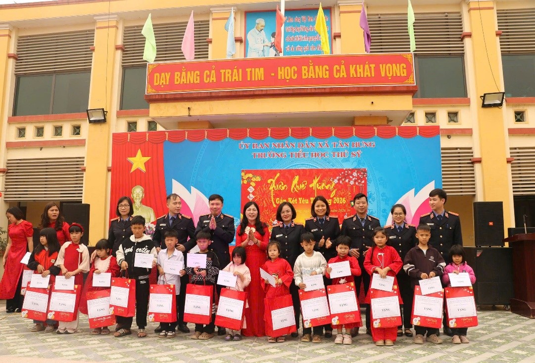 Ấm áp yêu thương – Trao quà Tết cho học sinh có hoàn cảnh khó khăn  tại Trường Tiểu học Thủ Sỹ