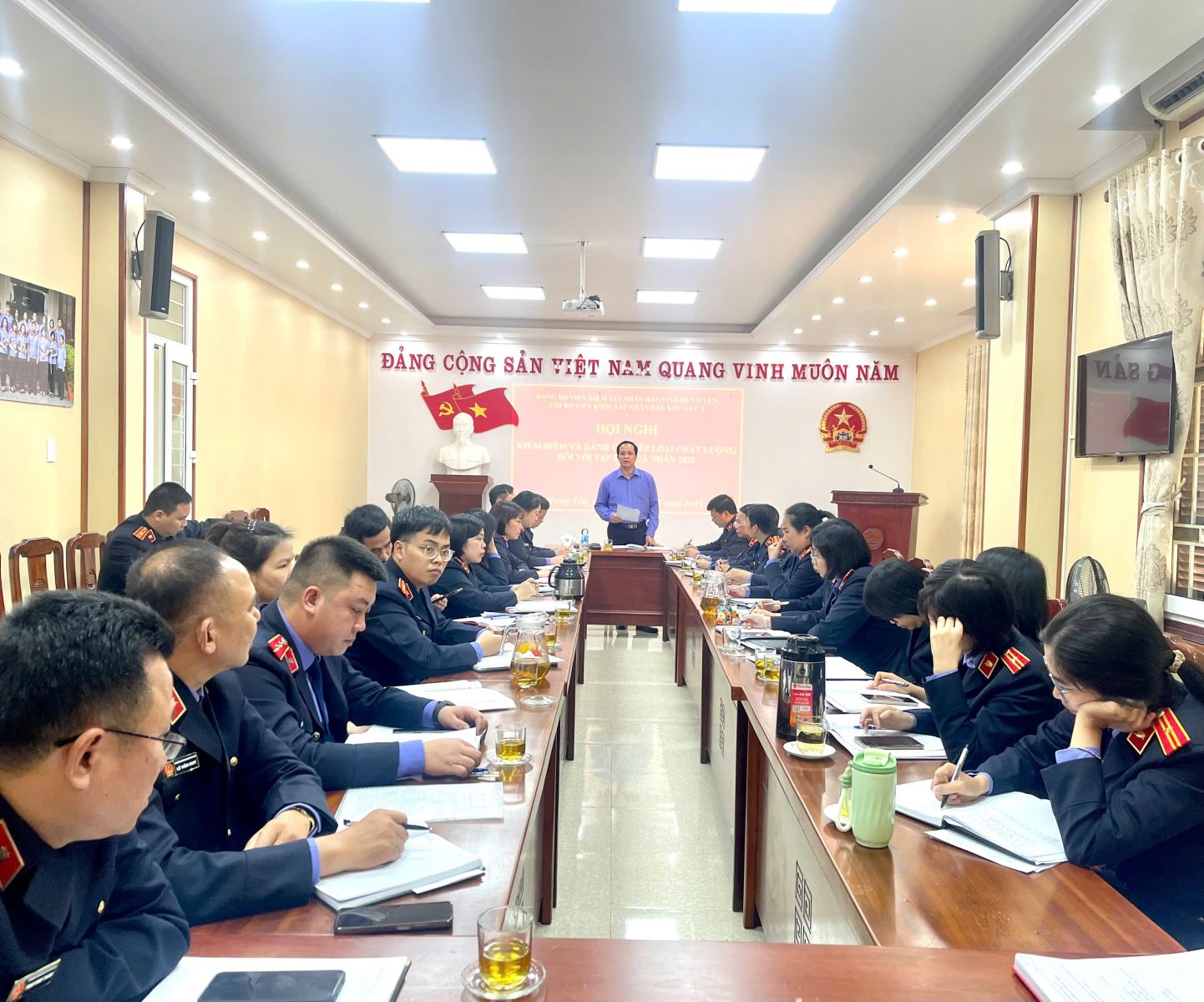 Sử dụng ứng dụng Sổ tay đảng viên điện tử - nhiệm vụ chính trị của đảng viên Chi bộ Viện kiểm sát nhân dân Khu vực 6, tỉnh Hưng Yên