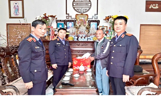 Lãnh đạo Viện KSND khu vực 3 – Hưng Yên thăm, chúc Tết các đồng chí nguyên lãnh đạo, Kiểm sát viên đã nghỉ hưu.