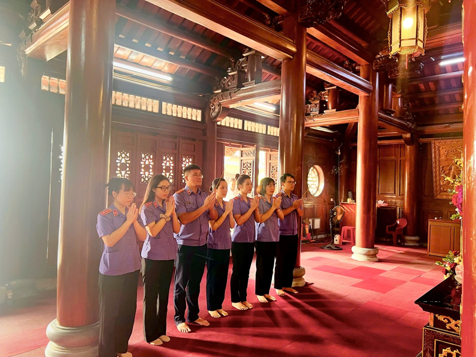 Chi đoàn Viện kiểm sát nhân dân khu vực 5 tỉnh Hưng Yên tham gia dâng hương tưởng niệm tại Đền thờ Bác Hồ nhân kỷ niệm 80 năm Ngày Quốc khánh 2/9
