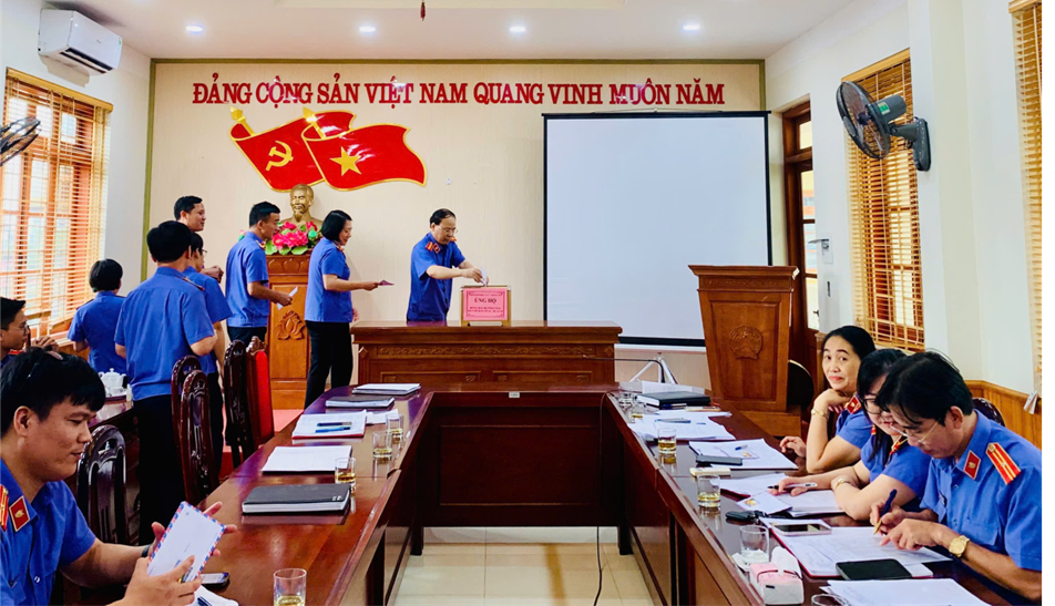 Viện kiểm sát nhân dân khu vực 7 - Hưng Yên quyên góp ủng hộ đồng bào khắc phục hậu quả thiên tai, lũ lụt cơn bão số Bualoi