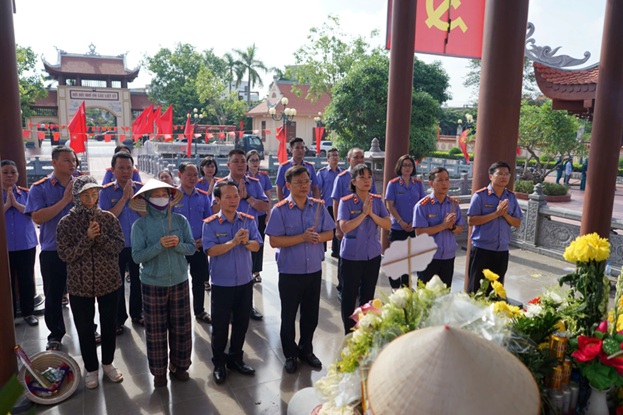 VIỆN KIỂM SÁT NHÂN DÂN KHU VỰC 6 - HƯNG YÊN: TRANG NGHIÊM LỄ DÂNG HƯƠNG, TRI ÂN CÁC ANH HÙNG LIỆT SĨ VÀ CHỦ TỊCH HỒ CHÍ MINH VĨ ĐẠI