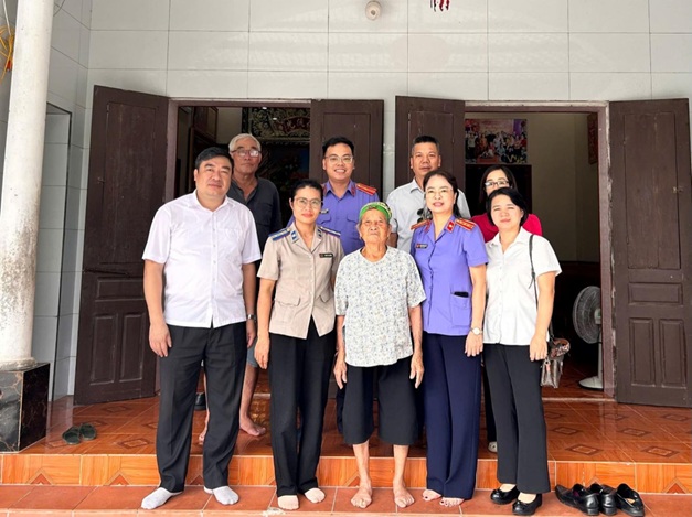 HÀNH ĐỘNG TRI ÂN TỪ TRÁI TIM HƯỚNG VỀ NGÀY THƯƠNG BINH- LIỆT SĨ: VIỆN KIỂM SÁT NHÂN DÂN KHU VỰC 6 - HƯNG YÊN THĂM VÀ TẶNG QUÀ MẸ VIỆT NAM ANH HÙNG TẠI XÃ BÌNH THANH