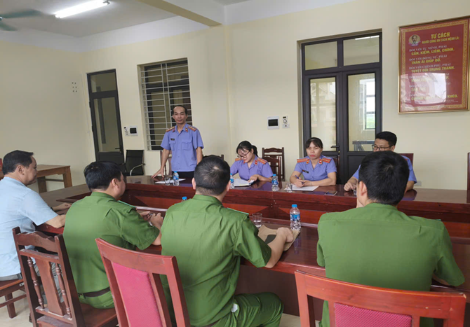  VKSND khu vực 3 – Hưng Yên trực tiếp kiểm sát công tác tiếp nhận,      phân loại và xử lý nguồn tin về tội phạm tại 03 Công an xã trên địa bàn.