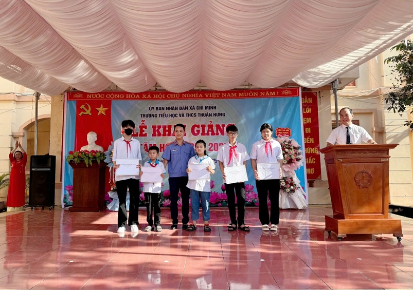 Viện kiểm sát nhân dân khu vực 3 – Hưng Yên tặng quà cho học sinh có hoàn cảnh khó khăn nhân dịp khai giảng năm học 2025 – 2026