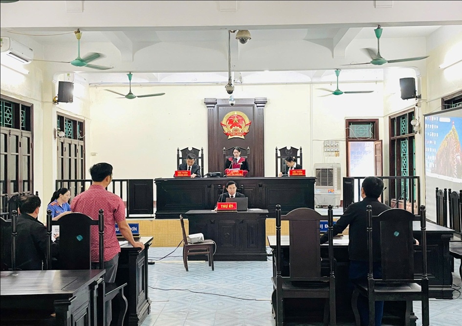 Viện Kiểm nhân dân khu vực 5 phối hợp với Tòa án nhân dân khu vực 5 - Hưng Yên tổ chức phiên tòa lao động trực tuyến để học tập rút kinh nghiệm. 