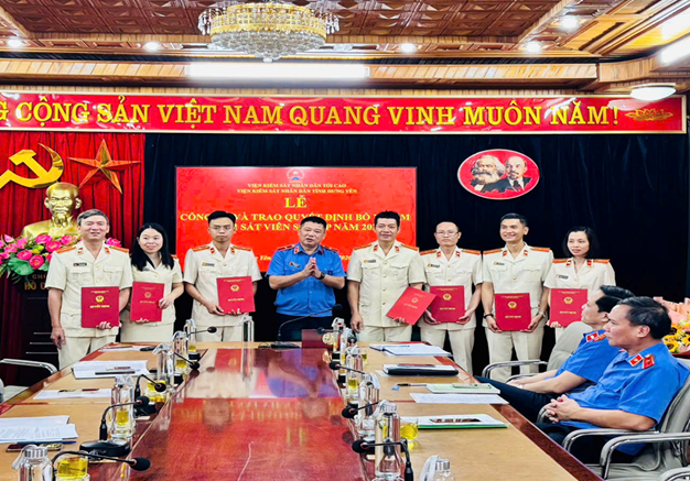 VIỆN KIỂM SÁT NHÂN DÂN TỈNH HƯNG YÊN  TỔ CHỨC LỄ CÔNG BỐ VÀ TRAO QUYẾT ĐỊNH BỔ NHIỆM  CHỨC DANH KIỂM SÁT VIÊN SƠ CẤP