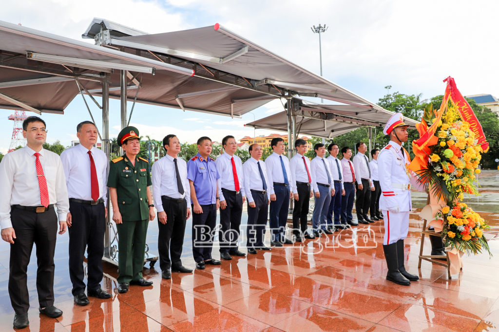 Dâng hương, dâng hoa Chủ tịch Hồ Chí Minh, Tổng Bí thư Nguyễn Văn Linh và các Anh hùng liệt sĩ
