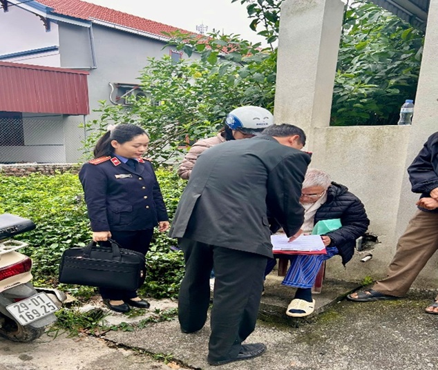 VKSND KHU VỰC 1 - HƯNG YÊN KIỂM SÁT VIỆC CƯỠNG CHẾ GIAO QUYỀN SỬ DỤNG ĐẤT.