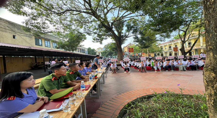 Viện KSND khu vực 2 - Hưng Yên phối hợp cùng Công an phường Mỹ Hào tuyên truyền phổ biến về Luật trật tự an toàn giao thông đường bộ năm 2024 	