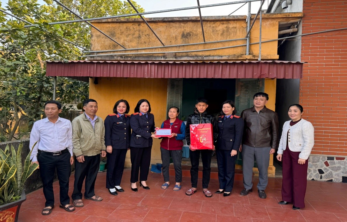 Nữ công Viện kiểm sát nhân dân tỉnh Hưng Yên trao quà đỡ đầu cho trẻ em mồ côi có hoàn cảnh khó khăn