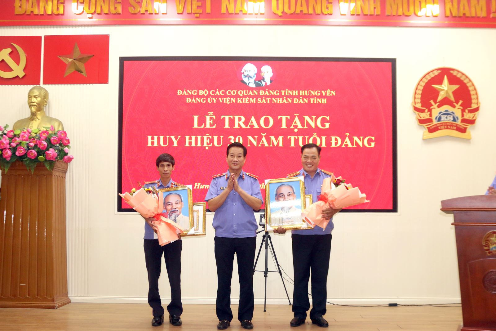 ĐẢNG BỘ VKSND TỈNH HƯNG YÊN LONG TRỌNG TỔ CHỨC LỄ TRAO TẶNG HUY HIỆU 30 NĂM TUỔI ĐẢNG ĐỢT 02/9/2026