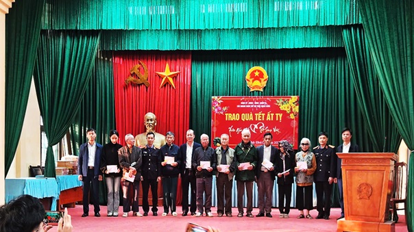 Lãnh đạo Viện kiểm sát nhân dân tỉnh thăm và tặng quà Tết cho các hộ gia đình có hoàn cảnh khó khăn nhân dịp Tết Nguyên Đán Ất Tỵ 2025