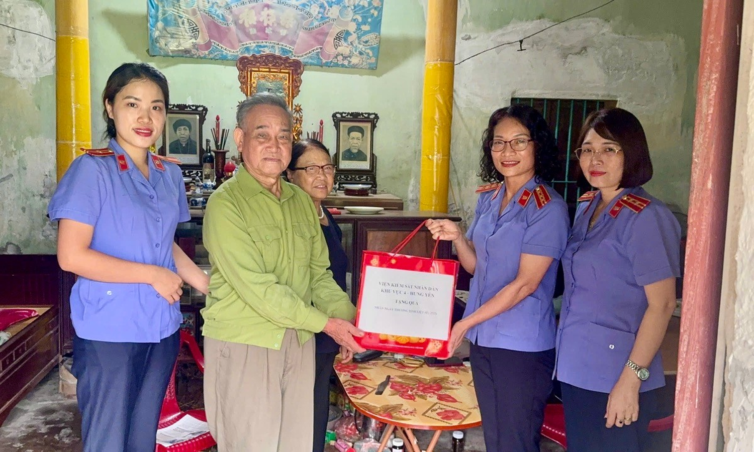 TẤM GƯƠNG ĐIỂN HÌNH TIÊN TIẾN - NGƯỜI VIỆN TRƯỞNG TẬN TỤY, GƯƠNG MẪU CỦA VIỆN KIỂM SÁT NHÂN DÂN KHU VỰC 4 – HƯNG YÊN