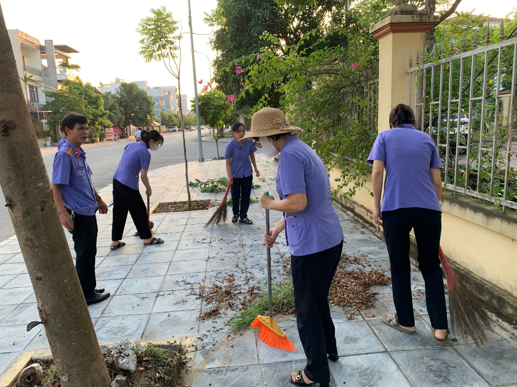 Cán bộ, công chức, người lao động VKSND khu vực 7, tỉnh Hưng Yên tích cực tham gia dọn dẹp vệ sinh môi trường cơ quan