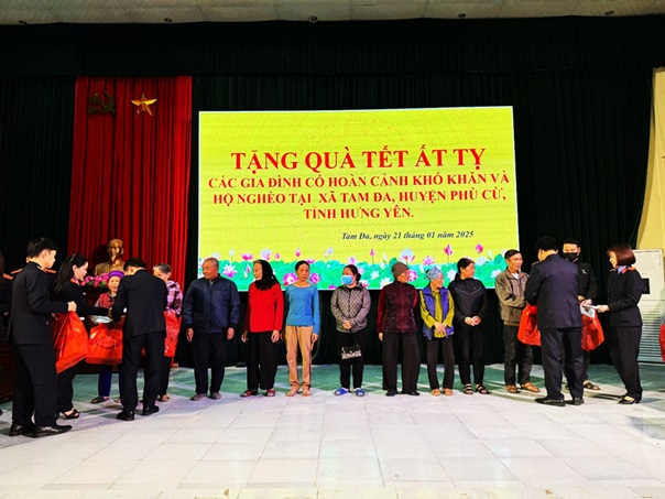 Trao tặng quà Tết cho các hộ gia đình có hoàn cảnh khó khăn trên địa bàn xã Tam Đa, huyện Phù Cừ.