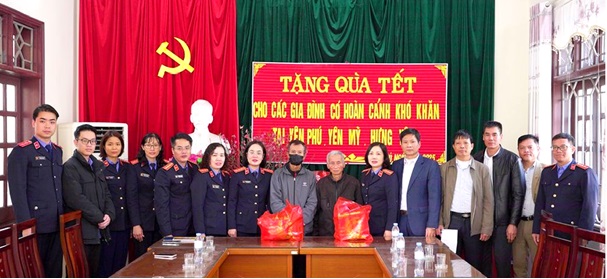 Viện kiểm sát nhân dân các huyện, thị xã thăm, tặng quà các hoàn cảnh khó khăn nhân dịp Tết Nguyên đán Ất Tỵ 2025