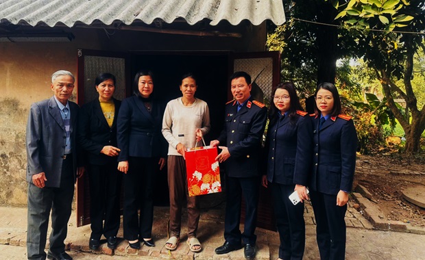 VKSND huyện Văn Lâm: Thăm, tặng quà các gia đình có hoàn cảnh đặc biệt khó khăn trên địa bàn nhân dịp Tết Nguyên đán
