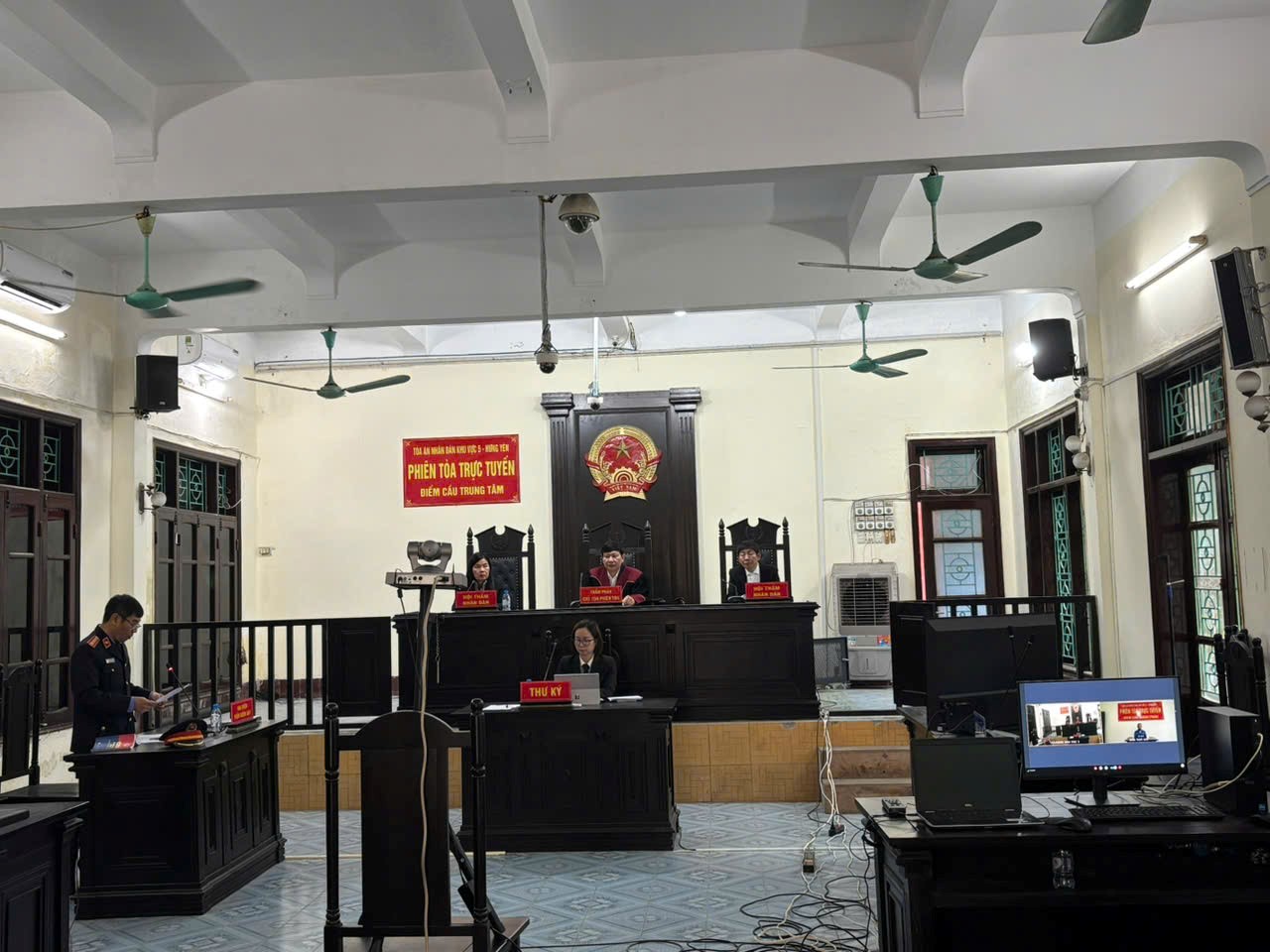 Viện kiểm sát nhân dân khu vực 5 (Hưng Yên) phối hợp Tòa án nhân dân khu vực 5 (Hưng Yên) tổ chức phiên tòa xét xử trực tuyến, rút kinh nghiệm theo Nghị quyết 33 của Quốc hội