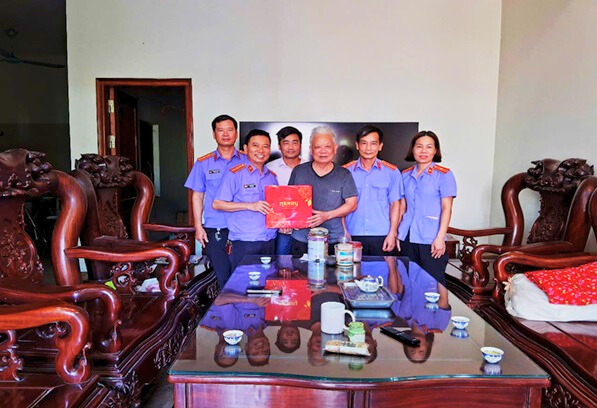 Viện KSND khu vực 3: Thăm, tặng quà tri ân nhân Kỷ niệm 65 năm Ngày thành lập ngành Kiểm sát nhân dân và 78 năm Ngày Thương binh - Liệt sĩ 