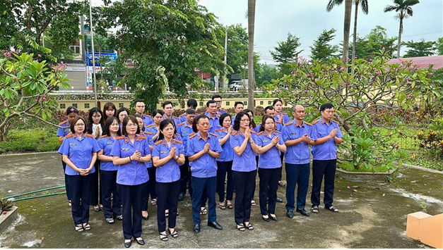 Viện kiểm sát nhân dân khu vực 4 - Hưng Yên tổ chức dâng hương tưởng niệm các Anh hùng liệt sỹ và thăm, tặng quà các gia đình chính sách nhân kỷ niệm 78 năm ngày thương binh liệt sỹ (27/7/1947 – 27/7/2025)