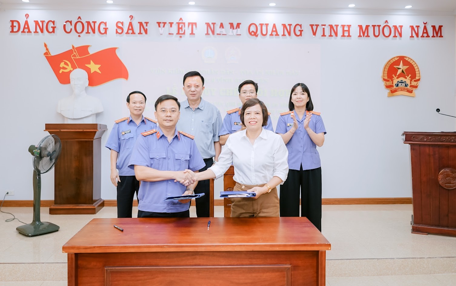 VKS khu vực 6 tổ chức thành công Hội nghị ký Quy chế phối hợp với Tòa án nhân dân khu vực 6 trong việc giải quyết, kiểm sát việc giải quyết các vụ án hành chính, vụ, việc dân sự, hôn nhân gia đình, kinh doanh thương mại lao động và những việc khác theo quy định của pháp luật
