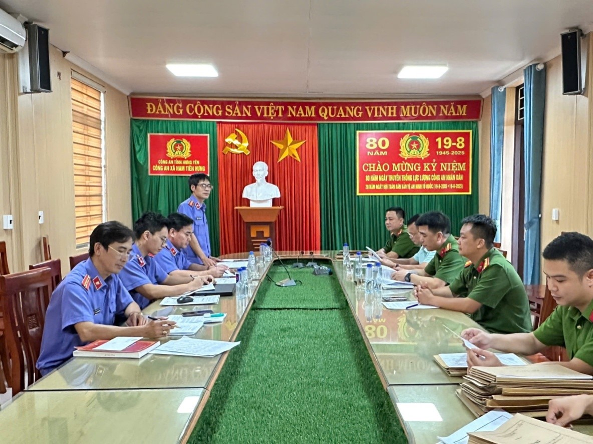 VKSND Khu vực 7, tỉnh Hưng Yên tiến hành kiểm sát trực tiếp tại UBND xã, Công an xã về công tác tiếp nhận, phân loại, xử lý tố giác, tin báo về tội phạm và công tác thi hành án hình sự tại cộng đồng