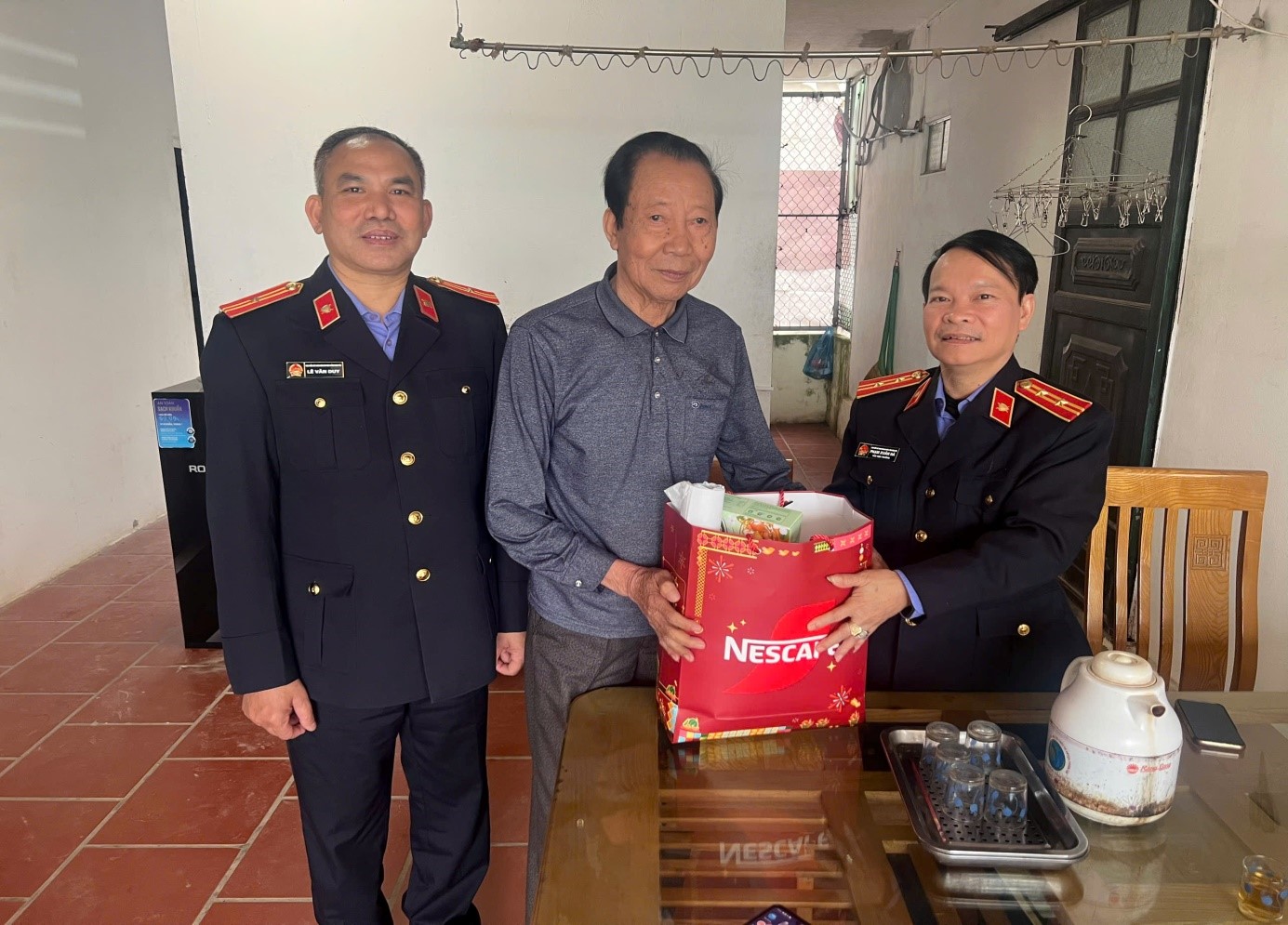 Viện kiểm sát nhân dân khu vực 6- Hưng Yên tổ chức thăm, tặng quà đối với cán bộ hưu trí trên địa bàn khu vực trước dịp Tết nguyên đán Bính Ngọ 2026