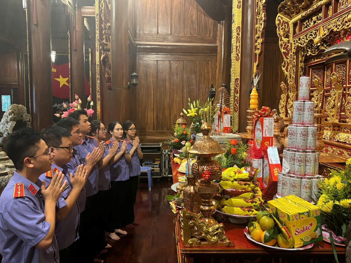 Tuổi trẻ Viện kiểm sát nhân dân Khu vực 5 - Hưng Yên thành kính dâng hương tri ân các anh hùng liệt sĩ