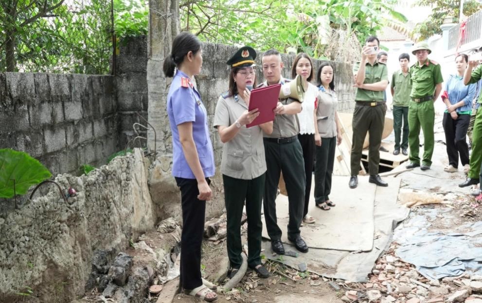 Viện kiểm sát nhân dân Khu vực 2- Hưng Yên kiểm sát việc cưỡng chế bàn giao tài sản tại thôn Trung Đạo xã Yên Mỹ, tỉnh Hưng Yên