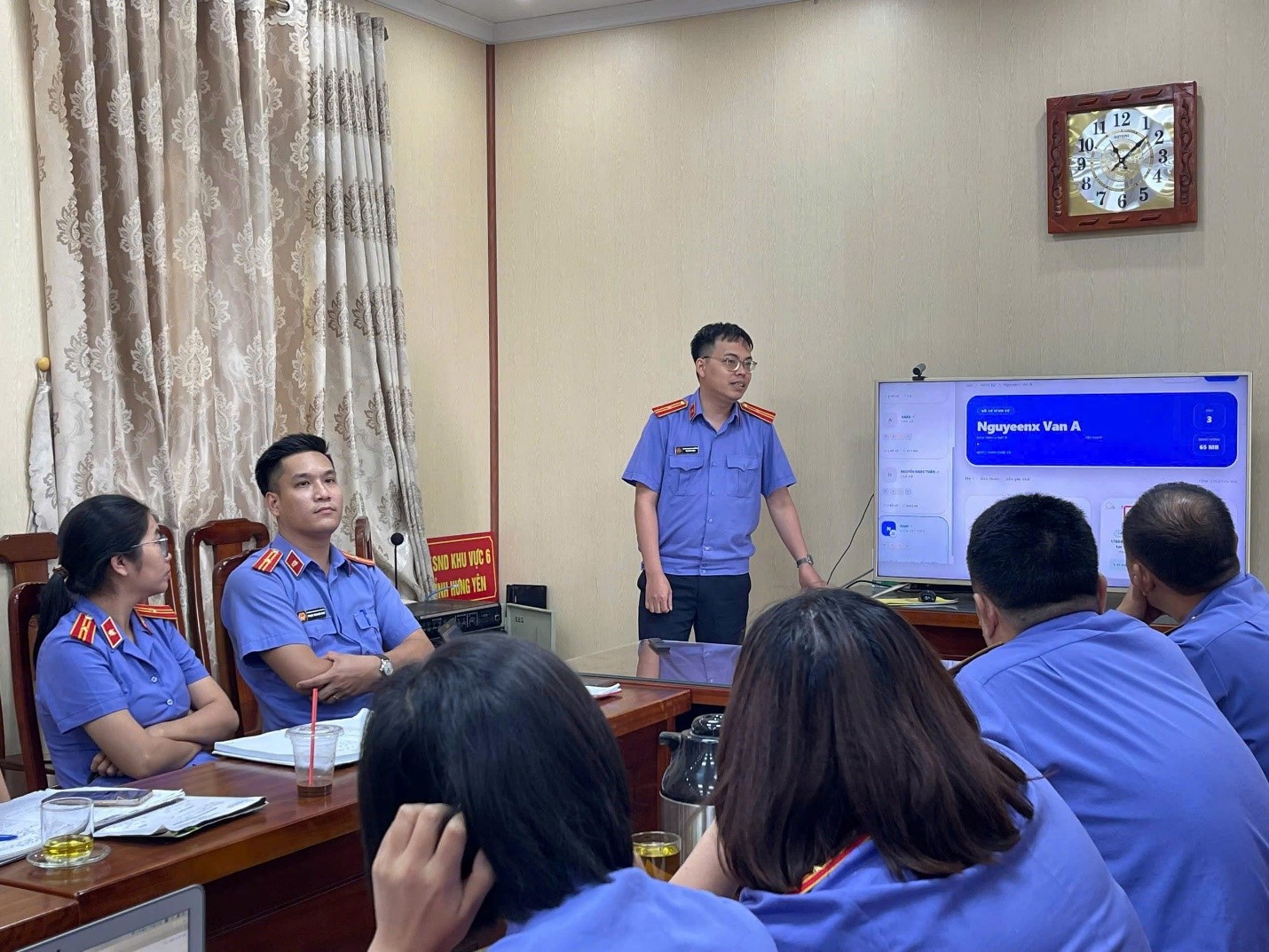 VIỆN KIỂM SÁT NHÂN DÂN KHU VỰC 6 - HƯNG YÊN TỔ CHỨC HƯỚNG DẪN SỬ DỤNG ỨNG DỤNG BÀN LÀM VIỆC SỐ VÀ PHẦN MỀM QUẢN LÝ NHÂN SỰ CHO CÁN BỘ, CÔNG CHỨC TRONG ĐƠN VỊ