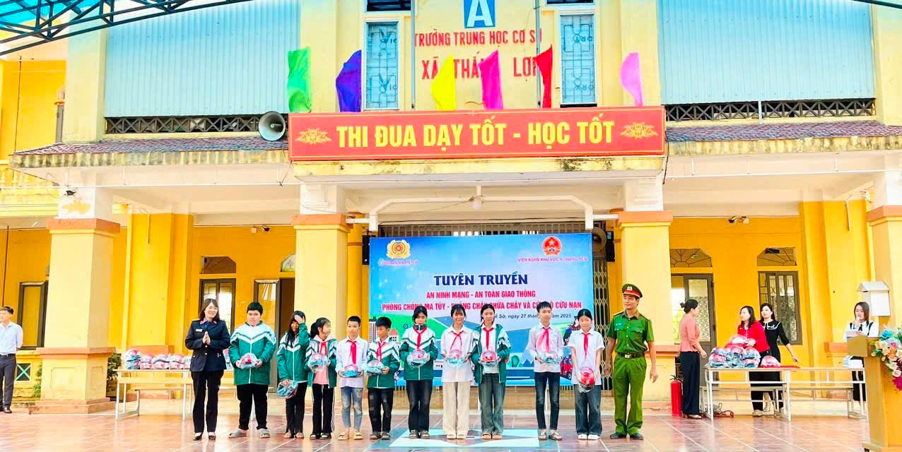 VKSND Khu vực 4 – Hưng Yên phối hợp với Công an xã Mễ Sở tuyên truyền pháp luật cho học sinh 